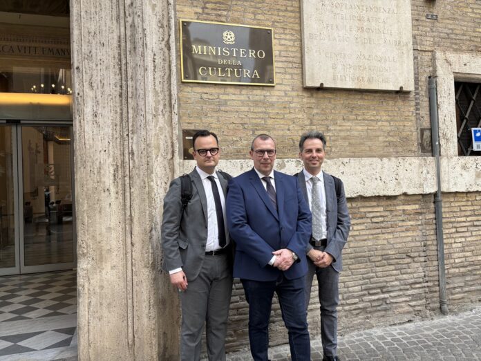 L'assessore Fabris, il sindaco Beltrame e l'assessore Rodighiero al Ministero della Cultura L'assessore Fabris, il sindaco Beltrame e l'assessore Rodighiero al MInisterp della Cultura per larlare della Chiesa incompiuta