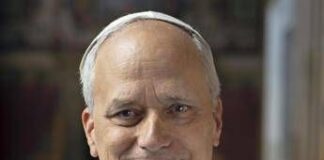 Leone XIV, ecco la foto ufficiale con l’abito bianco e la croce pettorale dorata – Foto