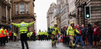 Auto investe diversi passanti durante la parata del Liverpool. Starmer “Incidente scioccante”
