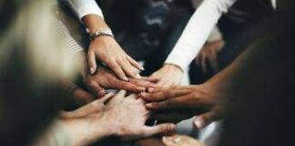 Mani specchio di età e cattive abitudini, ecco come prendersene cura