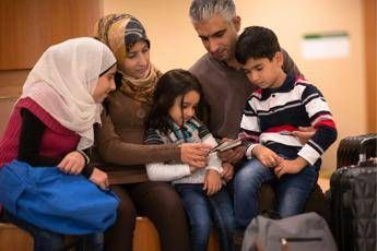 Migranti, Eurispes: “In Italia sono solo il 9% della popolazione ma gli italiani pensano siano molti di più”