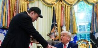 Musk, show per salutare Trump tra occhio nero e t-shirt del Padrino