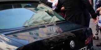 Napoli, a 9 anni guida mini-moto nella zona pedonale: denunciati i genitori