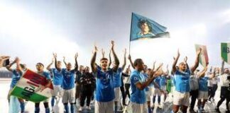 Napoli, telecronista inglese impazzisce per lo scudetto. E parla in napoletano – Video
