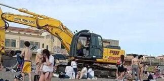 Ostia, “ruspa tra i bagnanti in spiaggia, inaccettabile”: la denuncia