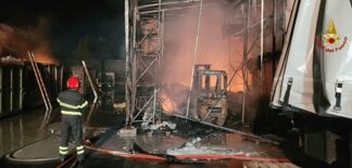 Palermo, fiamme in impianto trattamento rifiuti