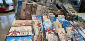 Papa Leone XIV, in via della Conciliazione spuntano i primi souvenir