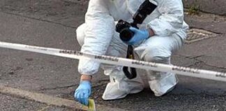 Parma, grave donna accoltellata dal marito davanti ai figli: lui scappa e si schianta con l’auto