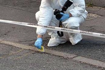 Parma, grave donna accoltellata dal marito davanti ai figli: lui scappa e si schianta con l’auto