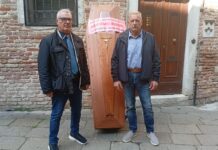 Patrizio Miatello (Ezzelino III da Onara) e Marco Paccagnella (Federcontribuenti) a Venezia con la Bara del Risparmio Rubato sul retro di palazzo ferro Fini