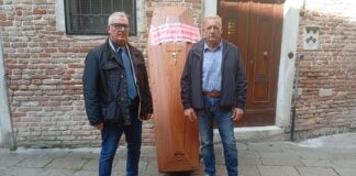 Esclusi da Consiglio regionale, Miatello e Paccagnella (Risparmio rubato): “Ci trattano come criminali. E KPMG e PwC in salvo?” Patrizio Miatello (Ezzelino III da Onara) e Marco Paccagnella (Federcontribuenti) a Venezia con la Bara del Risparmio Rubato sul retro di palazzo ferro Fini risparmiatori truffati