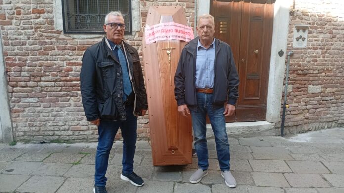 Patrizio Miatello (Ezzelino III da Onara) e Marco Paccagnella (Federcontribuenti) a Venezia con la Bara del Risparmio Rubato sul retro di palazzo ferro Fini Patrizio Miatello (Ezzelino III da Onara) e Marco Paccagnella (Federcontribuenti) a Venezia con la Bara del Risparmio Rubato sul retro di palazzo ferro Fini