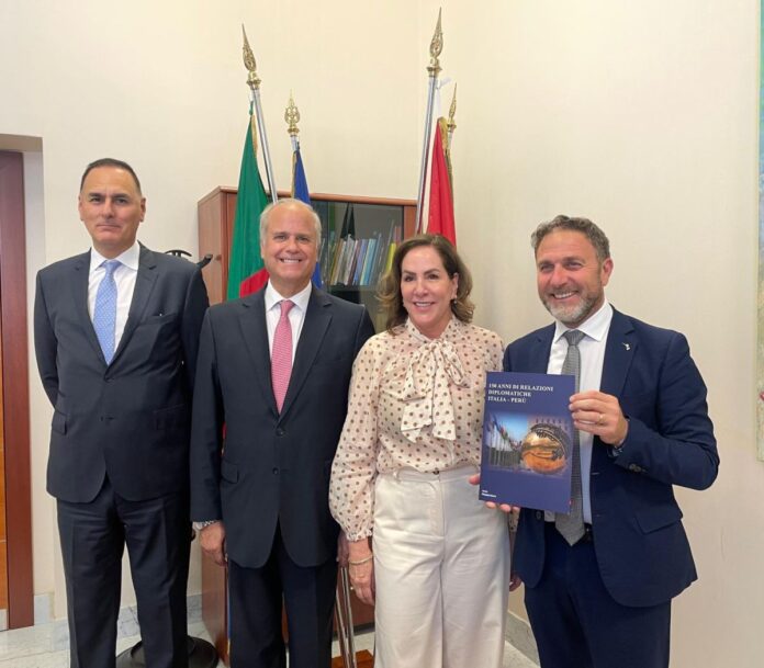 Piana-incontra-lambasciatore-del-Peru