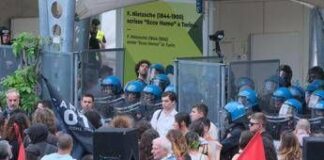 Pro Pal tentano di entrare al Salone del Libro di Torino, tensioni con polizia