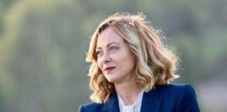 Quirinale, Meloni al ricevimento del 2 giugno: il ‘toc toc’ con Bonelli e i selfie