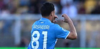 Il Napoli vince di misura e fa un passo verso lo scudetto, a Lecce 0-1 targato Raspadori