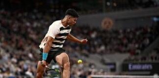 Roland Garros, il coro che ha conquistato il pubblico. E anche Alcaraz – Video