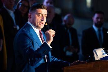 Romania, Simion chiede l’annullamento del voto delle elezioni presidenziali