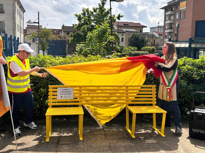 Scoprimento panchina gialla dell'inclusività a Schio