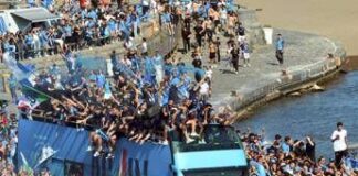 Scudetto del Napoli, festa sul lungomare: bus sfilano tra migliaia di tifosi