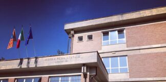 Scuola Barolini a Vicenza, striscione successo musicale a Pesaro vandalizzato. Aldighieri (FdI): “Gesto contro l’orgoglio di San Pio X” Scuola Barolini a Vicenza