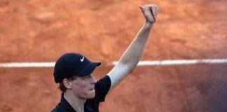 Sinner, festa agli Internazionali: batte De Jong e raggiunge gli ottavi