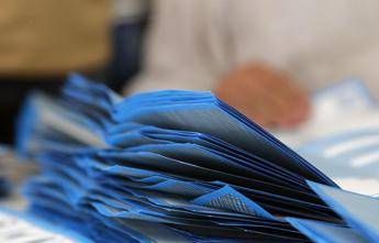 Sondaggio politico, Fratelli d’Italia e Pd in calo