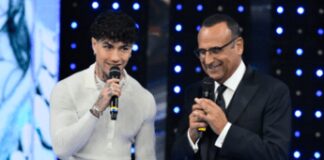 Tony Effe assente ai Tim Summer Hits, Carlo Conti spiega: “È incinto”