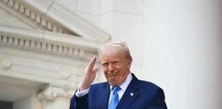 Trump, autocelebrazione al Memorial Day: “Dio mi ha riportato alla Casa Bianca”