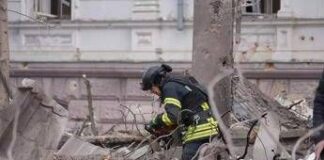 Ucraina, drone Russia su bus a Sumy: morti 9 civili. Zelensky: “Omicidio mirato”