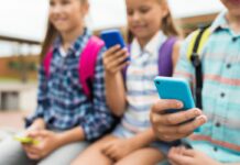 Ue, nuove regole sui social per i minori: niente account autonomi prima dei 15 anni