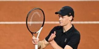 Un tifoso telefona alla madre, poi le passa Sinner: “Un saluto dal Centrale” – Video