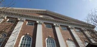 Usa, governo pronto ad annullare tutti i contratti federali con Harvard. E l’ateneo risponde a Trump