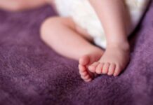 Usa, mamma mette la figlia neonata nel forno invece che nella culla e la piccola muore: “È stato un errore”. Condannata