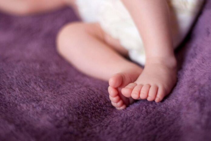 Usa, mamma mette la figlia neonata nel forno invece che nella culla e la piccola muore: “È stato un errore”. Condannata