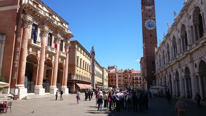 Vicenza, il mercato a piazza dei Signori Vicenza, il mercato a piazza dei Signori