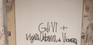 Vicenza sotto attacco di vandali, Giornale di Vicenza e Polizia locale nel mirino di scritte. ViPiù condanna come Zaia, Possamai e Giovine Vicenza sotto attacco: il Giornale di Vicenza e la Polizia locale nel mirino di scritte infamanti