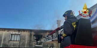 Vicenza, va a fuoco edificio senza residenti. Nessun ferito ma si indaga per capire se lo stabile fosse abitato incendio casa disabitata