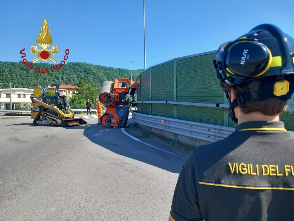 Il rullo caduto in strada a Trissino