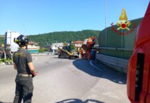 Trissino, camion perde rullo compressore in rotatoria Trissino, intervento per rullo caduto