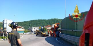 Trissino, camion perde rullo compressore in rotatoria Trissino, intervento per rullo caduto