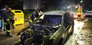 Vicenza, brucia un’auto nella notte, danneggiata un’altra vettura parcheggiata vicino auto in fiamme a vicenza