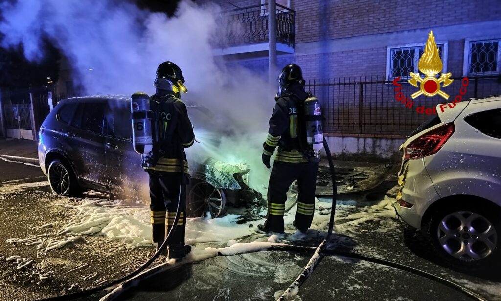 auto in fiamme