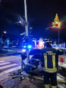 incidente stradale semaforo danneggiato