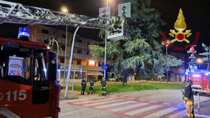 WhatsApp Image 2025-05-10 at 13.09.40 incidente semaforo danneggiato viale d'alviano