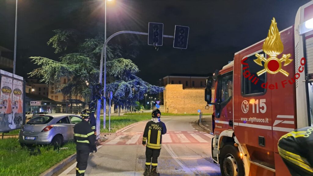incidente semaforo danneggiato