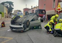 Auto si ribalta in viale Trieste a Vicenza per l’impatto con una vettura parcheggiata. Feriti i due anziani a bordo auto ribaltata in viale Trieste