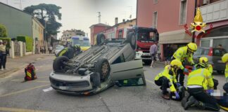 Auto si ribalta in viale Trieste a Vicenza per l’impatto con una vettura parcheggiata. Feriti i due anziani a bordo auto ribaltata in viale Trieste