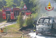 Schio, brucia un’auto lungo la strada per Sant’Ulderico. Nessun ferito vigili del fuoco di schio incendio automobile
