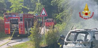 Schio, brucia un’auto lungo la strada per Sant’Ulderico. Nessun ferito vigili del fuoco di schio incendio automobile